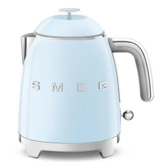 Smeg KLF05PBEU mini električni čajnik, 0,8 l / 3 skodelice, 1400 W, stil 50. let, pastelno modra barva Smeg KLF05PBEU mini električni čajnik, 0,8 l / 3 skodelice, 1400 W, stil 50. let, pastelno modra barva