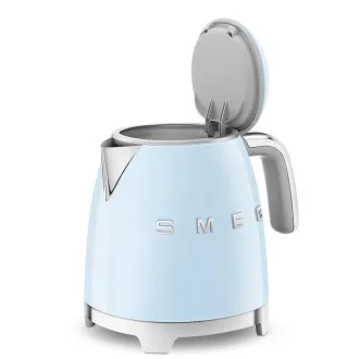 Smeg KLF05PBEU mini električni čajnik, 0,8 l / 3 skodelice, 1400 W, stil 50. let, pastelno modra barva Smeg KLF05PBEU mini električni čajnik, 0,8 l / 3 skodelice, 1400 W, stil 50. let, pastelno modra barva