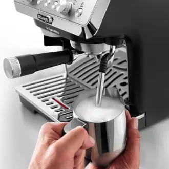 DeLonghi La Specialista Arte vzvodni aparat za kavo, 1400 W, vgrajen mlinček, parna šoba MyLatte DeLonghi La Specialista Arte vzvodni aparat za kavo, 1400 W, vgrajen mlinček, parna šoba MyLatte