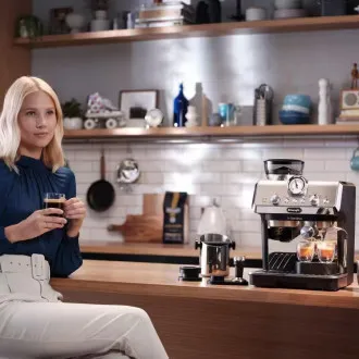 DeLonghi La Specialista Arte vzvodni aparat za kavo, 1400 W, vgrajen mlinček, parna šoba MyLatte DeLonghi La Specialista Arte vzvodni aparat za kavo, 1400 W, vgrajen mlinček, parna šoba MyLatte
