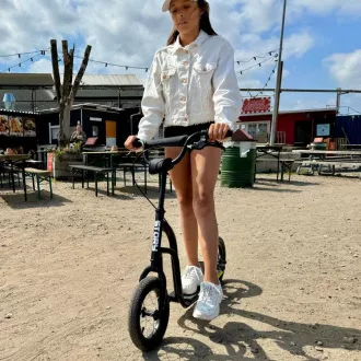 Otroški skuter Story One Air z napihljivimi kolesi, črn Otroški skuter Story One Air z napihljivimi kolesi, črn