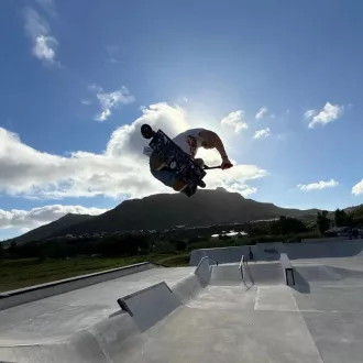 Skuter Freestyle NKD Mono, črno-rdeč Skuter Freestyle NKD Mono, črno-rdeč
