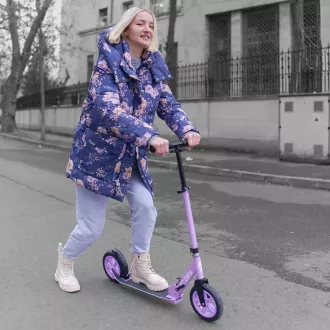 Zložljivi skuter Story Civic Comfort z napihljivimi kolesi, vijolične barve Zložljivi skuter Story Civic Comfort z napihljivimi kolesi, vijolične barve