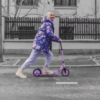 Zložljivi skuter Story Civic Comfort z napihljivimi kolesi, vijolične barve Zložljivi skuter Story Civic Comfort z napihljivimi kolesi, vijolične barve