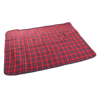 Piknik odeja z vodoodpornim spodnjim slojem 150x200 cm, rdeča kvačkana