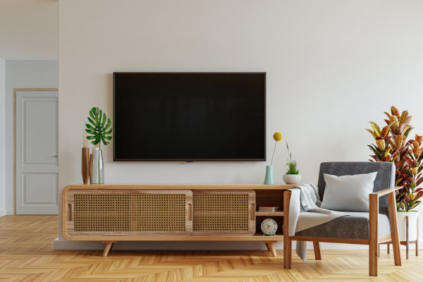 Televizija obešena na steni v dnevni sobi.