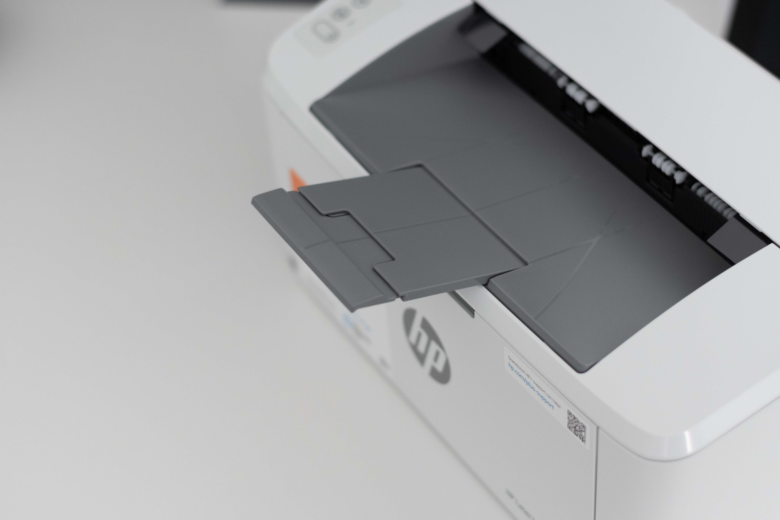 Tiskalnik HP LaserJet M110we s izvlečenim držalom za izpise. 