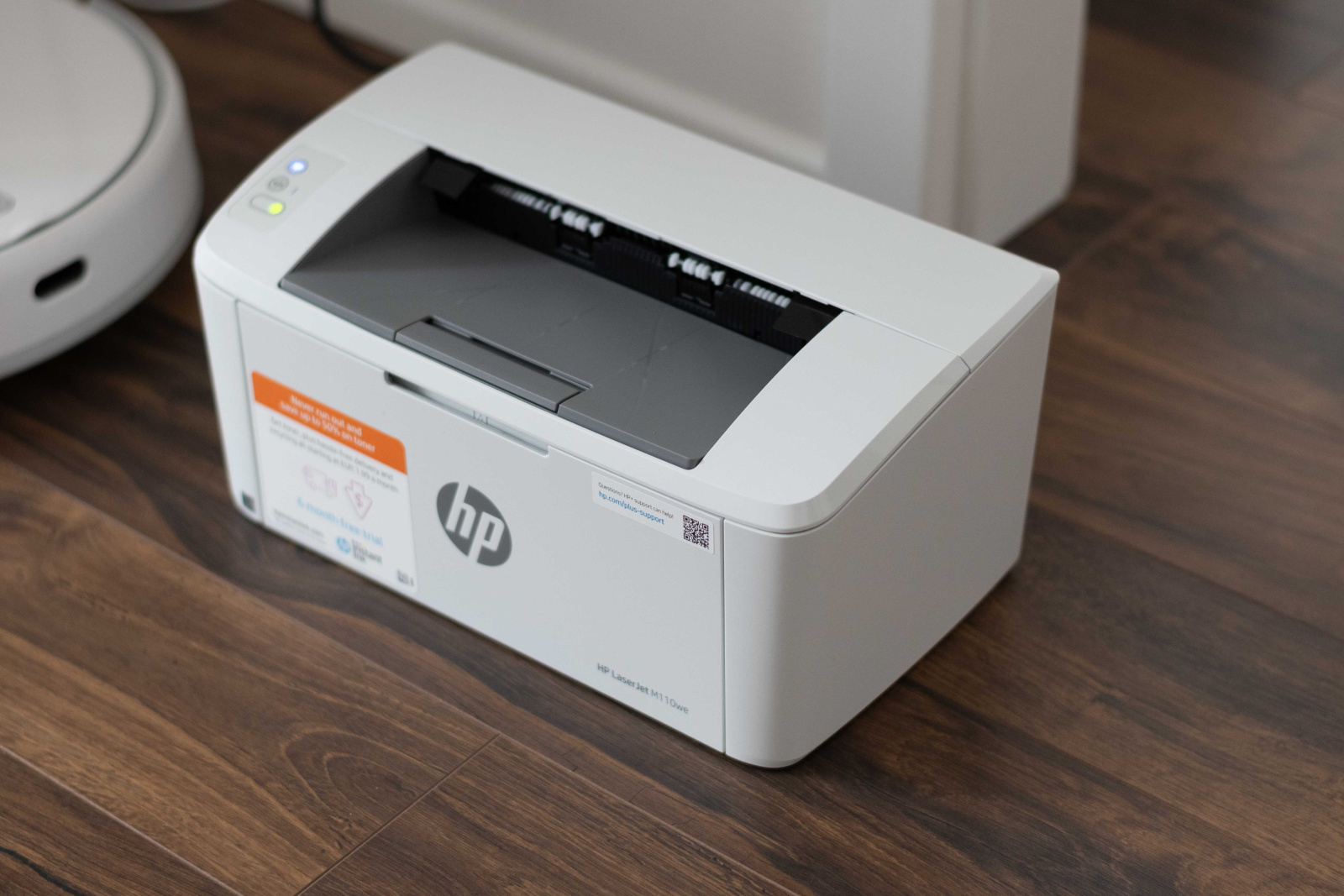 Tiskalnik HP LaserJet M110we, ki je po povezavi z WiFi pripravljen za tiskanje. 