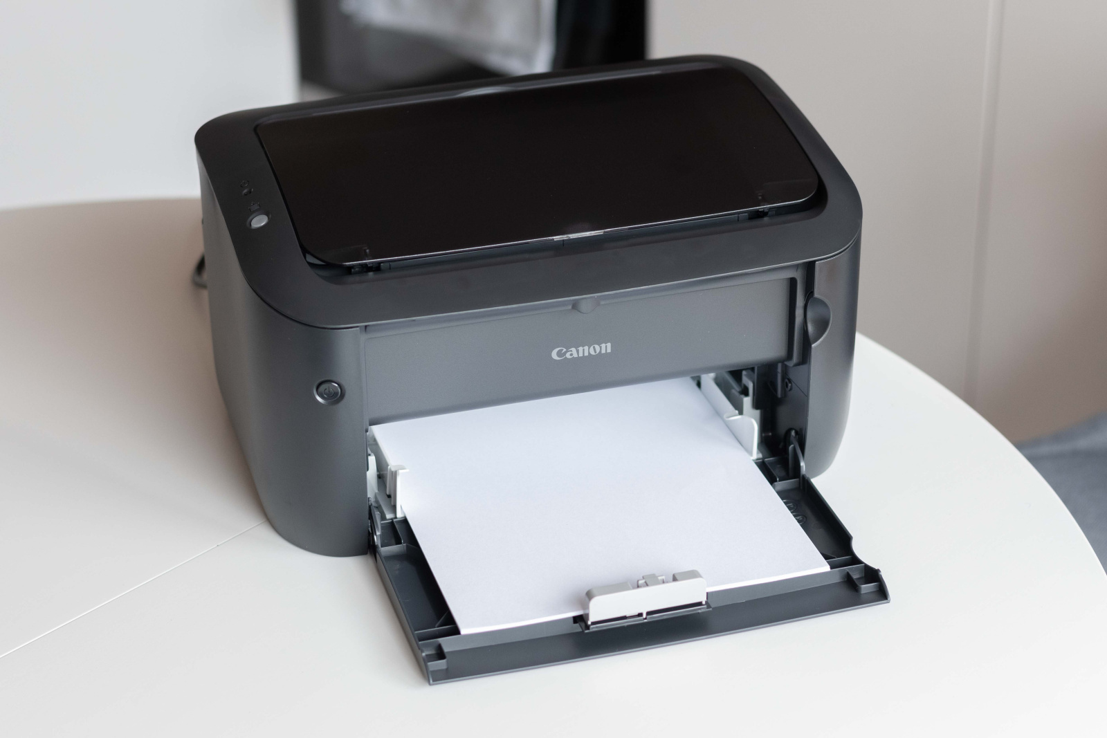 Tiskalnik Canon i-SENSYS LBP6030B na mizi