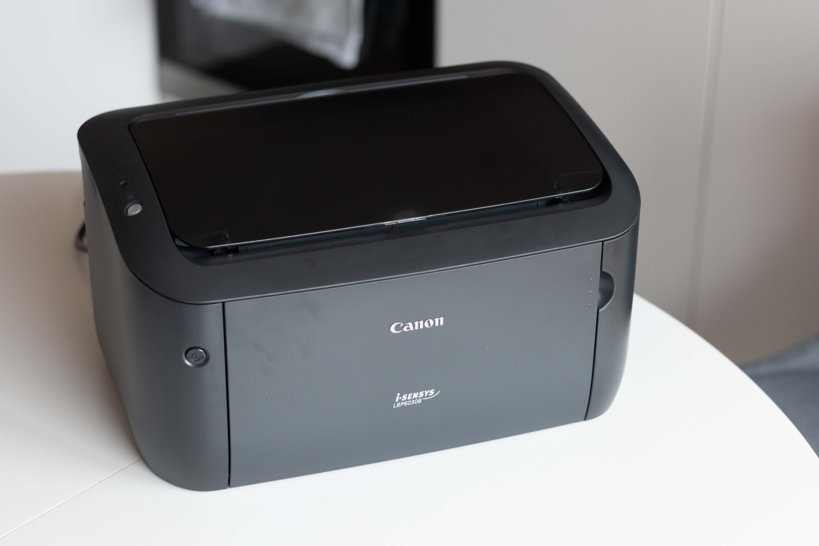Tiskalnik Canon i-SENSYS LBP6030B na mizi od spredaj