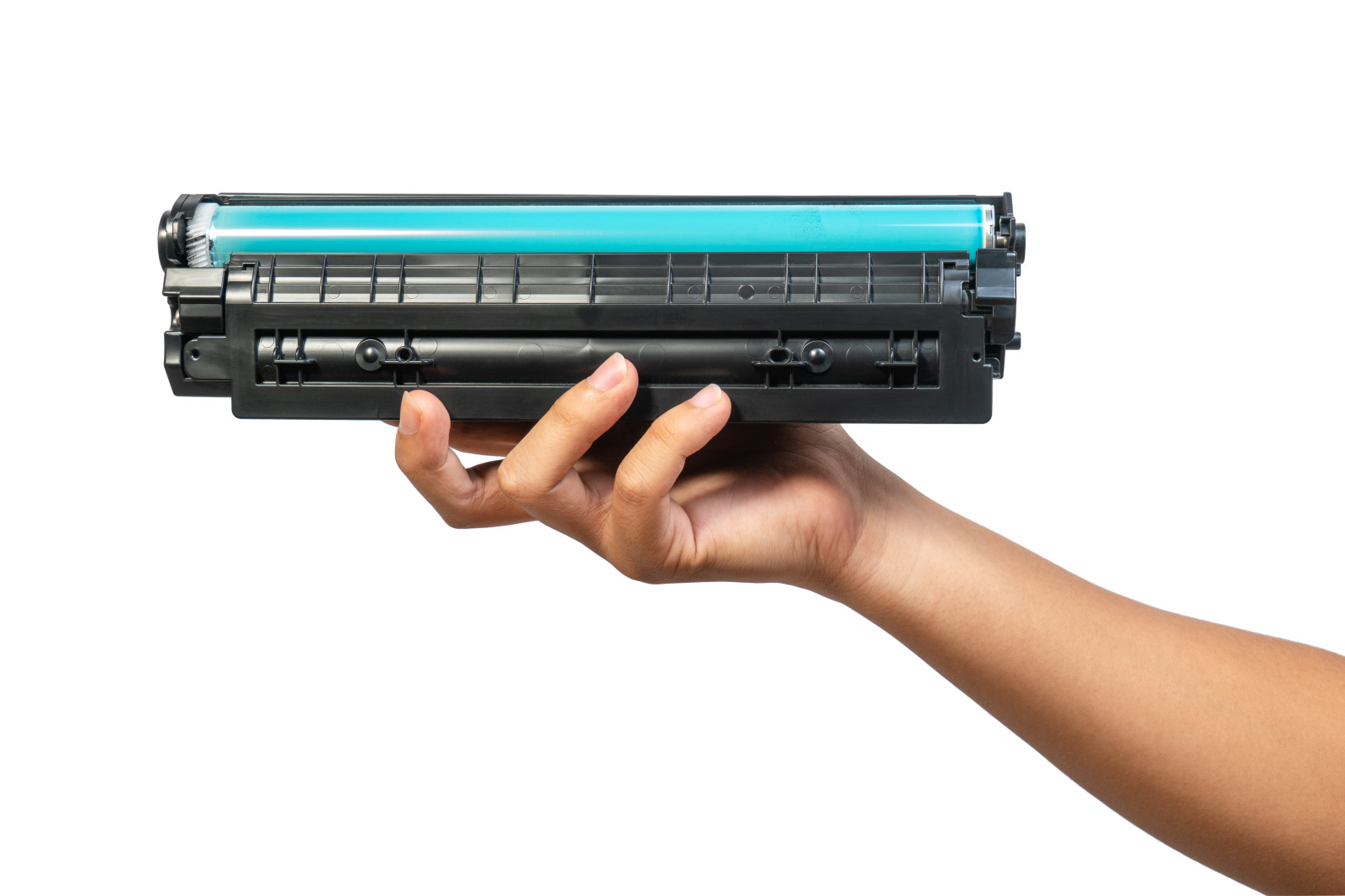 Roka, ki drži kartušo s tonerjem, ki je pripravljena za namestitev v laserski tiskalnik.